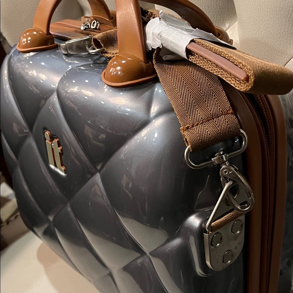 IT Luggage Makeup bag Travel cosmetic organizer Hair tools